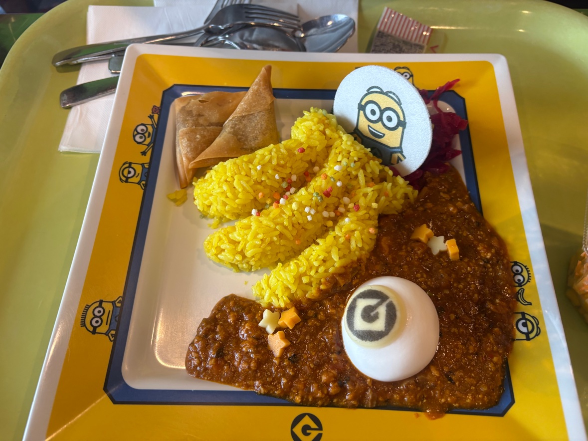 Đĩa cơm cà ri Minion ở nhà hàng Minion