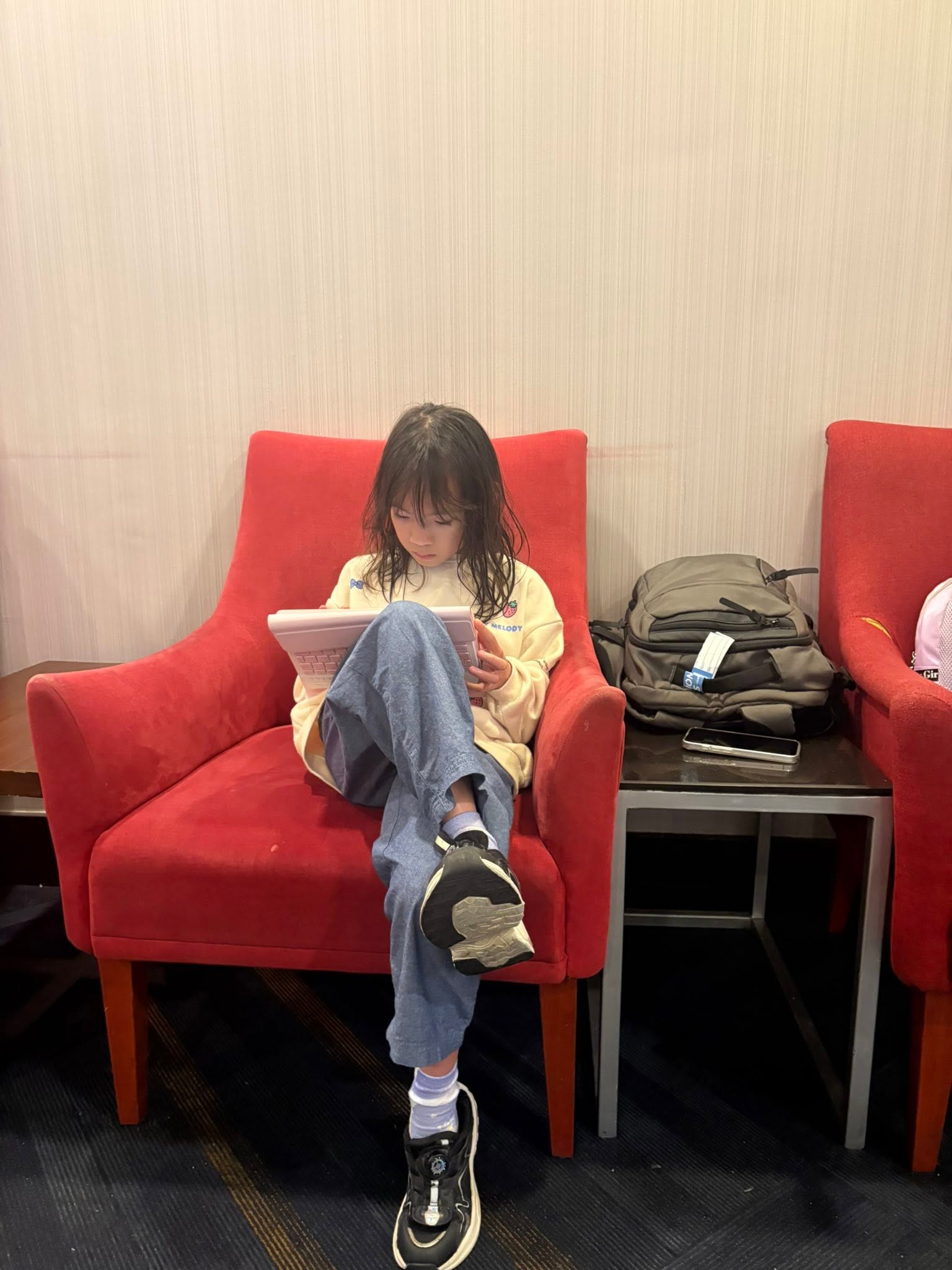 Anna nhà Mai học tiếng Anh với máy tính bảng