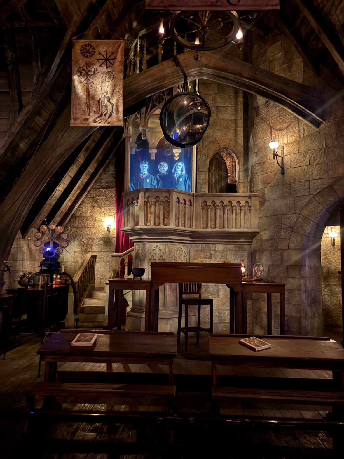 Bên trong lâu đài Hogwarts mà chỉ hàng chờ thường mới đi qua