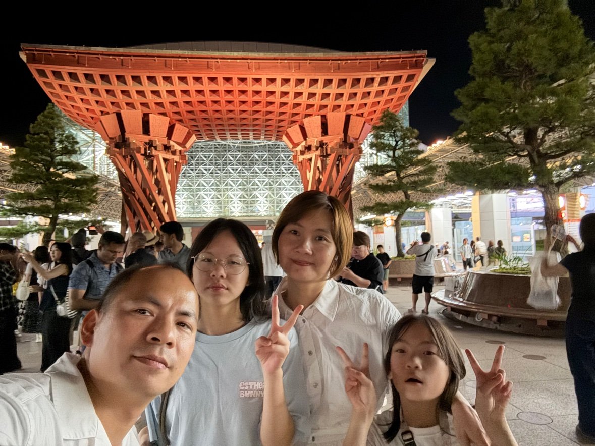 Cổng Tsuzumimon ở ga Kanazawa lên đèn buổi tối