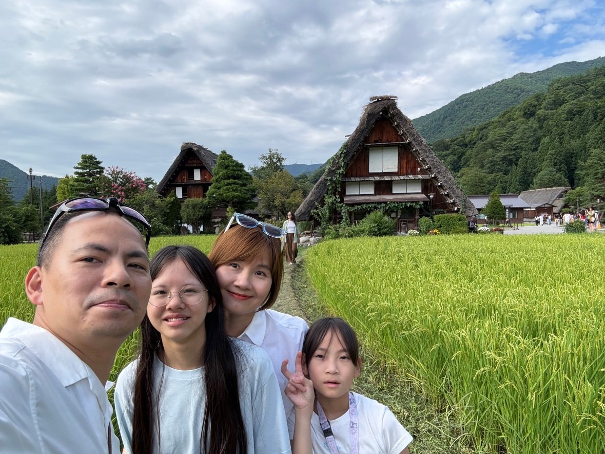 Cả nhà check-in ở làng cổ Shirakawa-go vào mùa hè