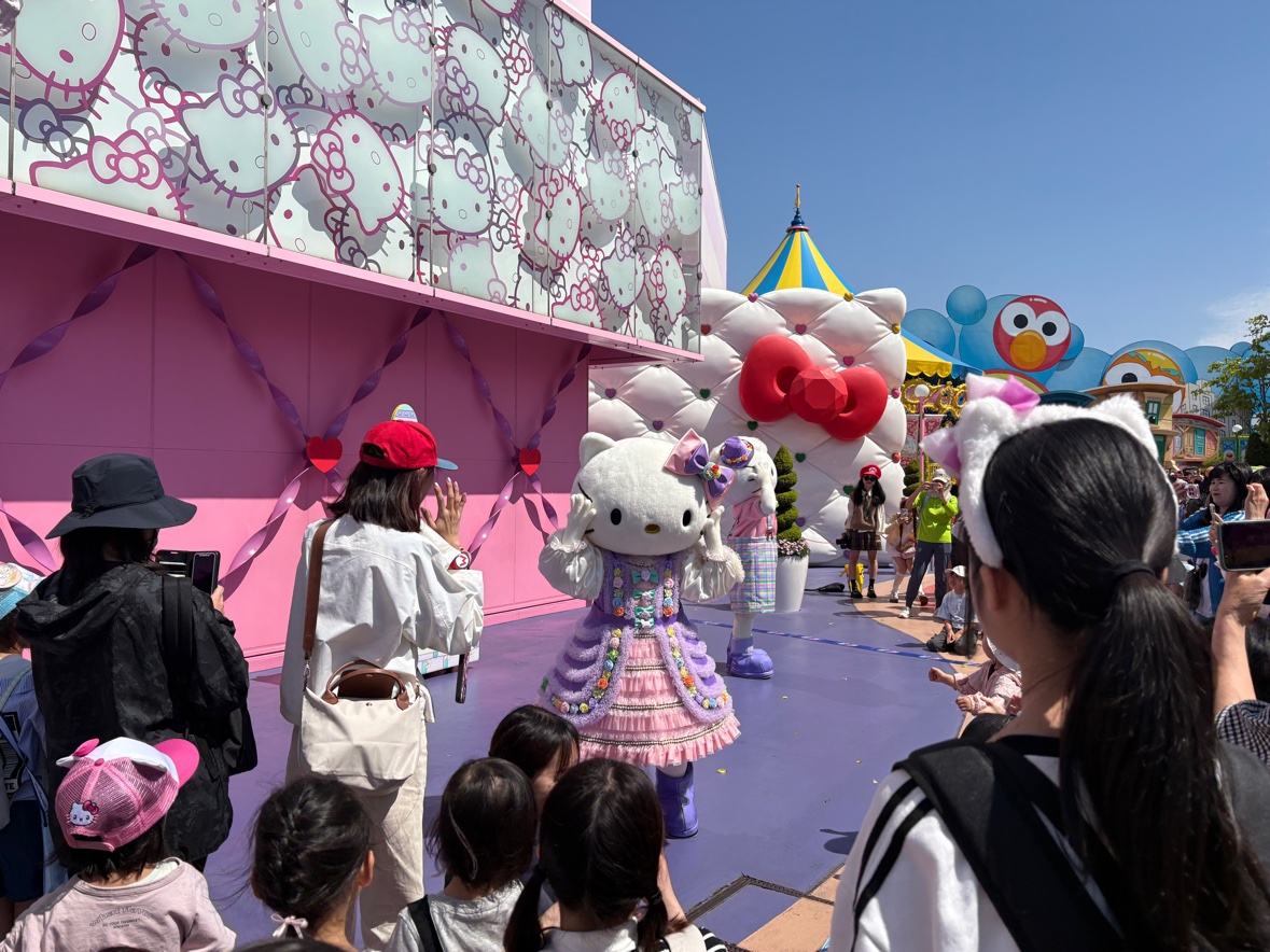 Hello Kitty ở khu Universal Wonderland