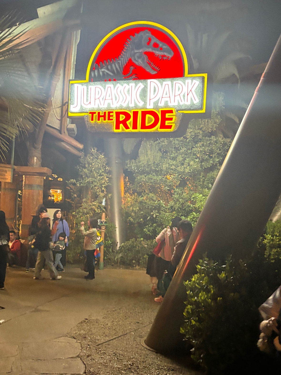 Biển Jurassic Park The Ride buổi tối
