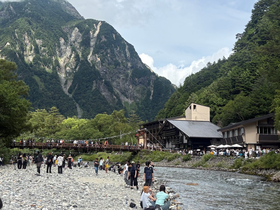 Cầu Kappa bắc qua sông Azusa ở Kamikochi, phía sau là dãy Hotaka