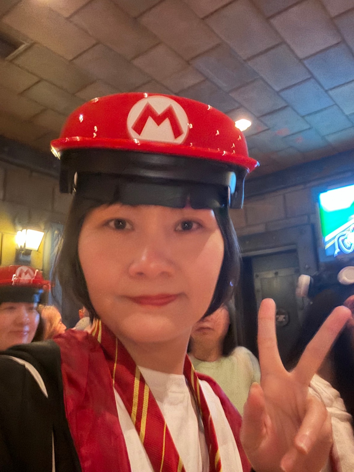 Mai đội mũ Mario Kart chuẩn bị đua
