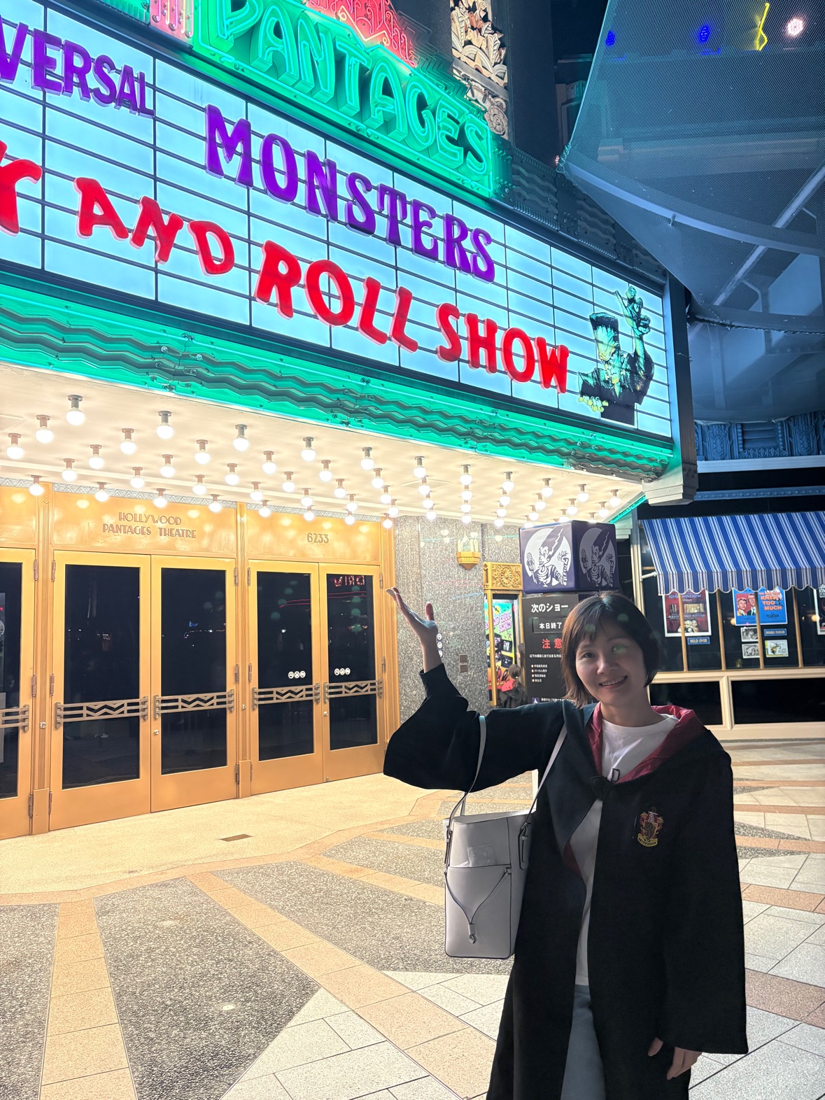 Trước cửa nhà hát Pantages, nơi diễn show nhạc rock Universal Monsters