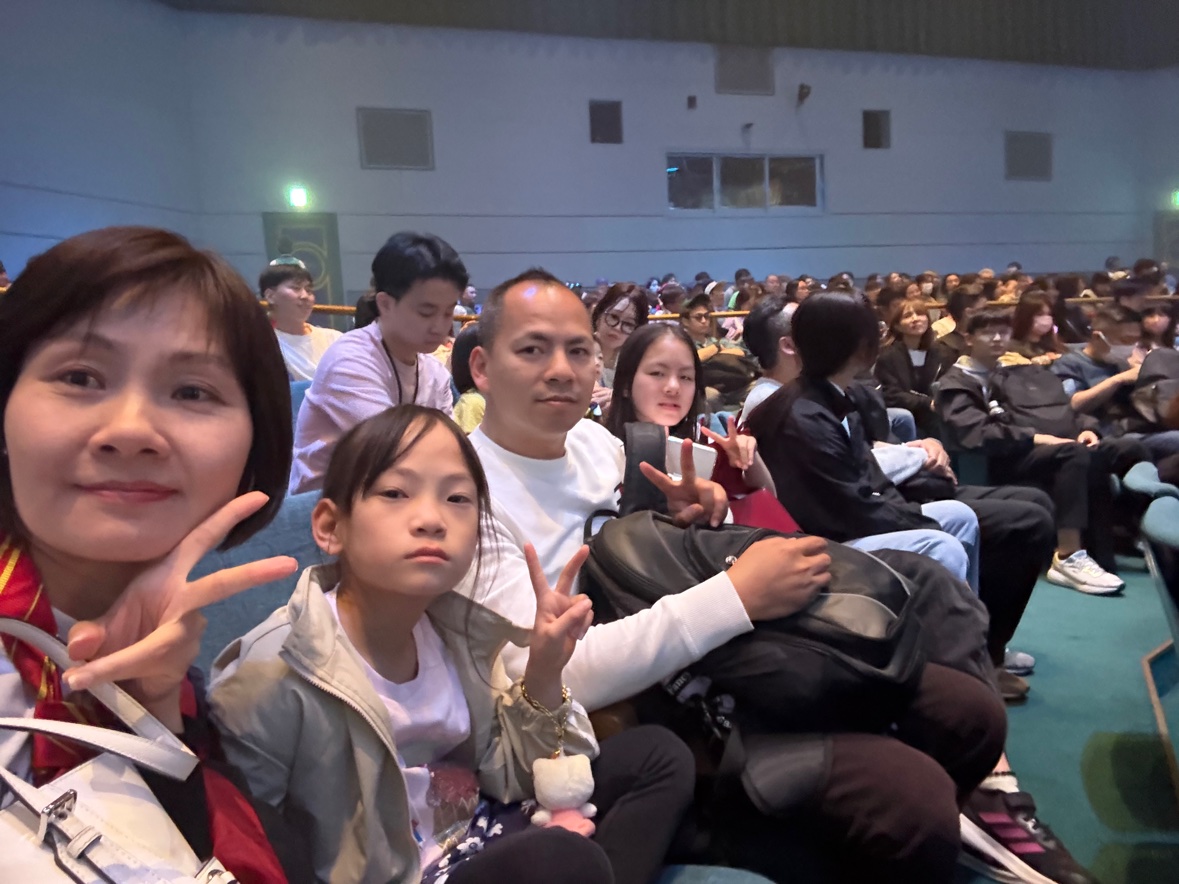 Nhà mình trong nhà hát xem show